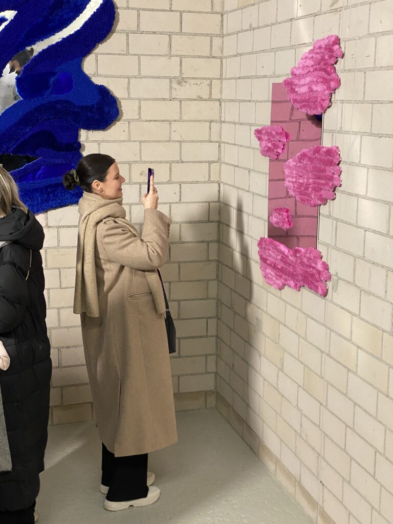 doumorh-elriz-rayan-selfie-exhibition